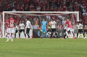 Defesa do Corinthians em ação em partida válida pela Copa do Brasil