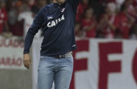 Fbio Carille gesticula para jogadores em partida vlida pela Copa do Brasil