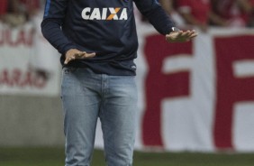 Fábio Carille pede calma a seus jogadores em partida válida pela Copa do Brasil