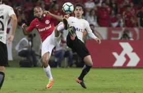 Fagner disputa jogada com adversário em partida válida pela Copa do Brasil