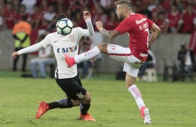 Giovani Augusto disputa jogada com adversrio em partida vlida pela Copa do Brasil