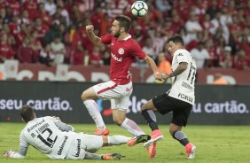 Giovani Augusto disputa jogada com adversário em partida válida pela Copa do Brasil