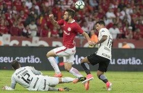 Giovani Augusto disputa jogada com adversrio em partida vlida pela Copa do Brasil