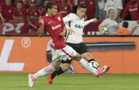 Guilherme Arana em dividida com adversrio em partida vlida pela Copa do Brasil