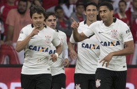 Jogadores do Corinthians comemorando gol em partida vlida pela Copa do Brasil