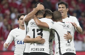 Jogadores do Corinthians comemorando gol em partida vlida pela Copa do Brasil