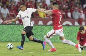Léo Jabá disputa jogada com adversário em partida válida pela Copa do Brasil