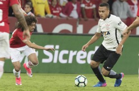 Lo Jab disputa jogada com adversrio em partida vlida pela Copa do Brasil