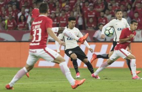 Narquinhos Gabriel e Arana em ação contra o Internacional pela Copa do Brasil