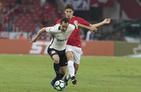 Rodriguinho disputa jogada com adversário em partida válida pela Copa do Brasil