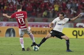 Rodriguinho disputa jogada com adversário em partida válida pela Copa do Brasil