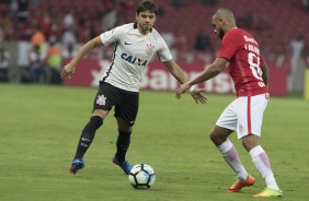 Romero tenta dibre contra adversrio pela Copa do Brasil