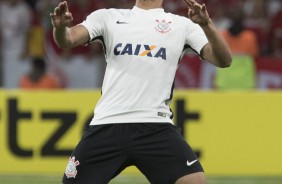 Zagueiro Pablo domina bola na partida contra o Internacional válida pela Copa do Brasil