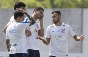 Jogadores conversam durante atividade no gramado