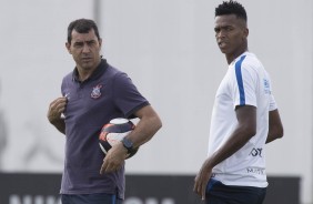 Técnico Fábio Carille ao lado do atacante Jô