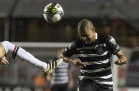 Clayton disputando bola de cabeça contra o São Paulo