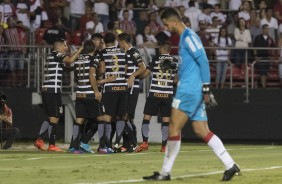 Elenco corinthiano comemorando gol contra o So Paulo