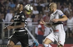 Jô brigando pela bola durante o majestoso
