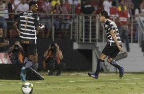Jô e Rodriguinho fizeram os gols do Corinthians no majestoso