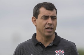 Carille observa atividade técnica dos atletas