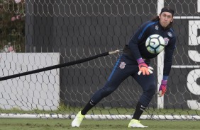 Cássio foi único titular em campo nesta segunda-feira
