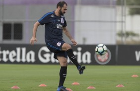 Danilo treinou com bola no campo; meia  preparado para o Brasileiro