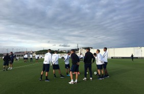 Elenco reunido durante treino no CT