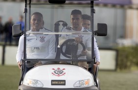 Jogadores chegando de carrinho para treino que antecede partida contra o Inter