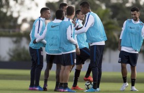 Jogadores reunidos durante treino que antecede a partida contra o Internacional