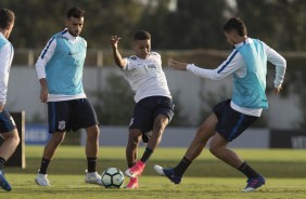 Jogadores treinam com bola no CT