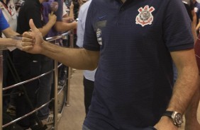 Técnico Fábio Carille cumprimenta torcedores antes de encarar o São Paulo, pelo Paulistão