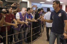Técnico Fábio Carille cumprimenta torcedores antes de encarar o São Paulo, pelo Paulistão