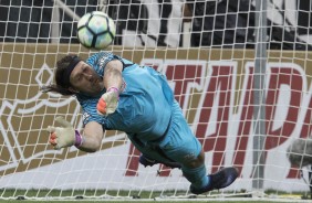 Cássio defende cobrança de pênalti contra o Internacional, pela Copa do Brasil