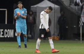 Cássio tenta animar Maycon, após o garoto perder o pênalti contra o Internacional