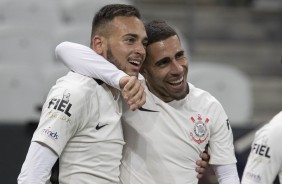 Gabriel e Maycon comemoram o gol contra o Internacional, na Arena