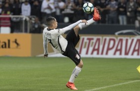 Guilherme Arana tenta dominar a bola diante o Internacional