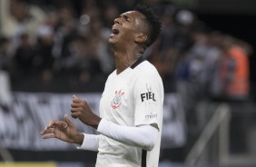 Jô lamentando oportunidade perdida diante o Internacional, na Arena