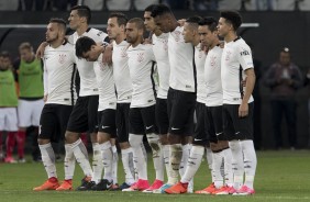 Jogadores reunidos no centro do gramado para as cobranças de pênaltis, contra o Internacional