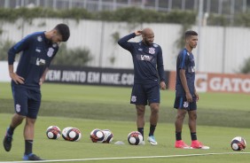 Os jogadores titulares permaneceram na academia, enquanto os reservas estiveram em campo no CT