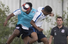 Atletas dividem bola sob o comando de Osmar Loss, auxiliar de Carille