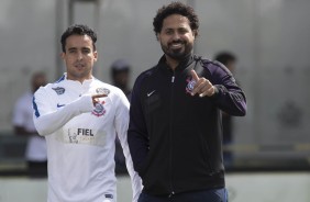 Jadson ao lado do fisioterapeuta Caio Mello, profissional do Corinthians