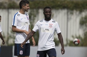 Pedro Henrique e Mendoza conversam durante atividade com bola