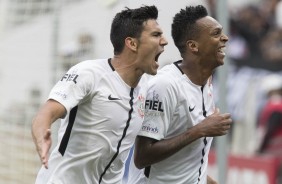 Balbuena e Jô vibram com o gol do atacante diante o São Paulo, na Arena