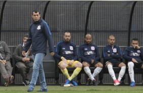 Carille e jogadores do branco observam a partida contra o São Paulo, pelo Paulistão