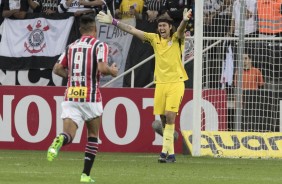 Cássio reclama durante partida contra o São Paulo, na Arena