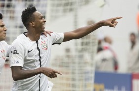 Jô eufórico om o gol anotado diante o São Paulo, na Arena