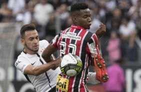 Maycon em dividida com jogador do São Paulo, na Arena, pela semifinal do Paulistão