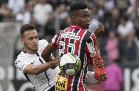 Maycon em dividida com jogador do So Paulo, na Arena, pela semifinal do Paulisto