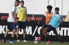 Pedrinho e Léo Santos durante reapresentação do time após ser eliminado pelo Internacional, na Arena