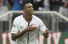 Trajado com novo manto, Jô bate no peito para comemorar mais um gol em clássicos
